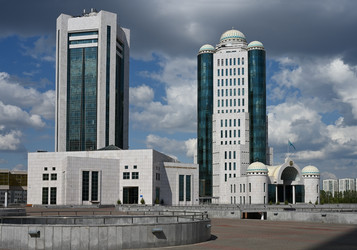 современная астана со зданием республиканского парламента, казахстан - alkir