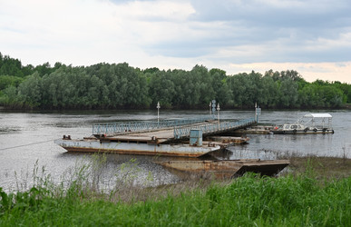 понтонный мост, перекинутый через реку с берегами - alkir