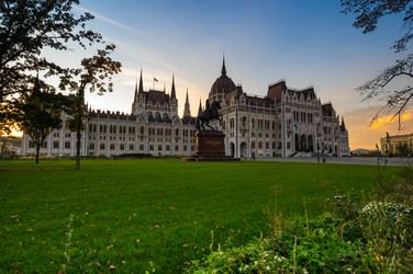 здание венгерского парламента в будапеште - gumbao