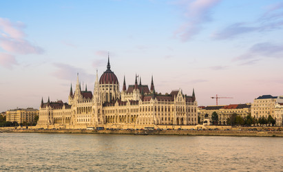 здание венгерского парламента в будапеште - gumbao