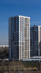 москва, 26 июля 2026 года, городское строительство включает в себя современные высотные многоквартирные дома - AntonSAN