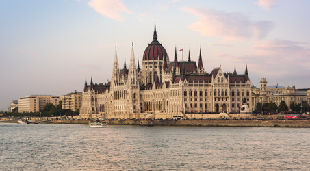 здание венгерского парламента в будапеште - gumbao