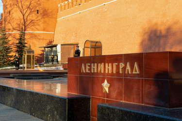 Стела Ленинград. Аллея городов-героев и городов воинской славы – мемориальный комплекс, расположенный у Кремлевской стены на территории Александровского сада. Москва - kostya6969
