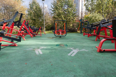 Спортивные уличные тренажеры на городской спортивной площадке - kostya6969
