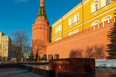 Стела Ленинград. Аллея городов-героев и городов воинской славы – мемориальный комплекс, расположенный у Кремлевской стены на территории Александровского сада. Москва - kostya6969