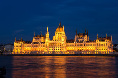 здание венгерского парламента в будапеште - gumbao
