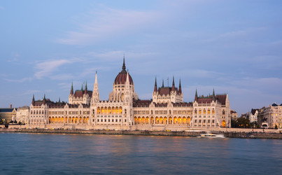 здание венгерского парламента в будапеште - gumbao