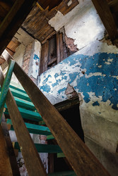 интерьер с лестницей и облупившимися голубыми стенами в старом заброшенном доме - alkir