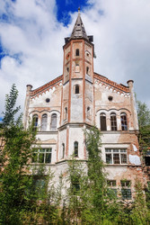 фасад старой заброшенной католической церкви - alkir