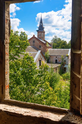 старая заброшенная католическая церковь, заросшая зеленью - alkir