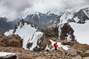 молодая женщина-альпинистка в шлеме в горах - alkir