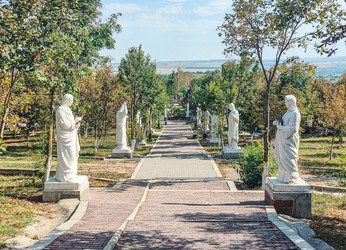 Аллея со скульптурами святых в храмовом комплексе, Ессентуки, Ставропольский край, Россия - Tatiana_Panova