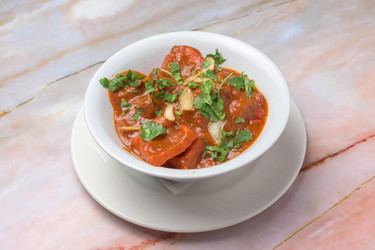 вкусное острое индийское куриное карри в белой миске - Carlos l vives