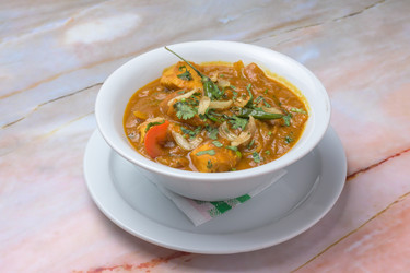 вкусное острое куриное карри подается в белой миске - Carlos l vives