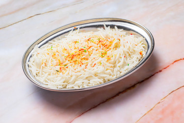 вкусный рис басмати, приготовленный на пару, подается в металлической миске - Carlos l vives