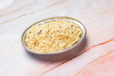 вкусный рис джира подается в металлической миске - Carlos l vives