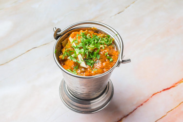 вкуснейшее индийское куриное карри подается в металлическом ведерке - Carlos l vives