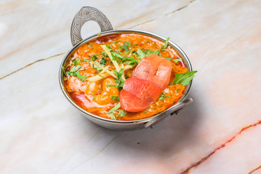 вкусное индийское карри подается в традиционной металлической миске - Carlos l vives