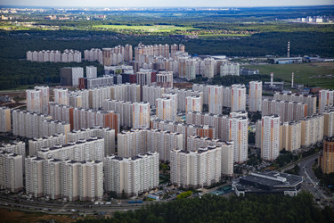 Панорамный вид сверху на поселок Московский среди лесных массивов - Xandery