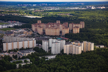 Панорамный вид сверху на поселок Московский среди лесных массивов - Xandery
