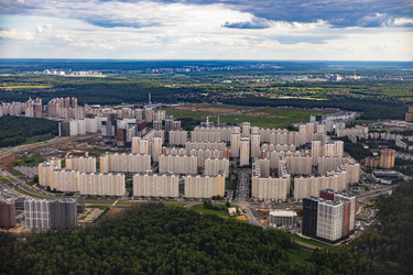 Панорамный вид сверху на поселок Московский среди лесных массивов - Xandery