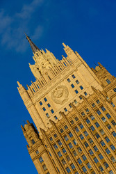 здание министерства иностранных дел в москве с витиеватым дизайном в стиле сталинской готики, золотым фасадом и советской эмблемой - Sadoff