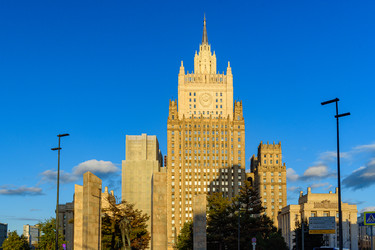 достопримечательность москвы: сталинская готическая башня министерства иностранных дел в теплом вечернем свете над городом - Sadoff
