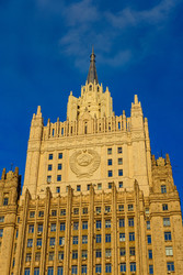 башня министерства иностранных дел москвы, исторический каменный фасад и советский герб в золотистом солнечном свете - Sadoff