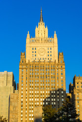 башня министерства иностранных дел москвы с советской эмблемой и богато украшенным шпилем в золотистом вечернем свете - Sadoff