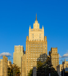 здание министерства иностранных дел в москве под ясным голубым небом, с высоким шпилем и советским - Sadoff
