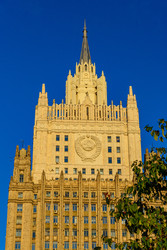 башня министерства иностранных дел москвы с характерной архитектурой на фоне ярко-голубого вечернего неба - Sadoff