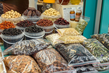 сухофрукты и орехи для продажи на ярмарке меда "коломенское" в витрине московского рынка - Sadoff