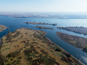 вид с высоты птичьего полета на восток монреаля и окружающие водные пути, жилые районы и осенний пейзаж в квебеке, канада - EOS_Canon