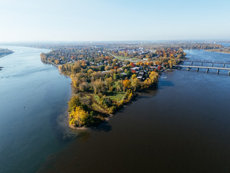 вид с высоты птичьего полета на восток монреаля и окружающие водные пути, жилые районы и осенний пейзаж в квебеке, канада - EOS_Canon
