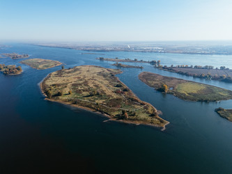 вид с высоты птичьего полета на восток монреаля и окружающие водные пути, жилые районы и осенний пейзаж в квебеке, канада - EOS_Canon