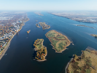 вид с высоты птичьего полета на восток монреаля и окружающие водные пути, жилые районы и осенний пейзаж в квебеке, канада - EOS_Canon
