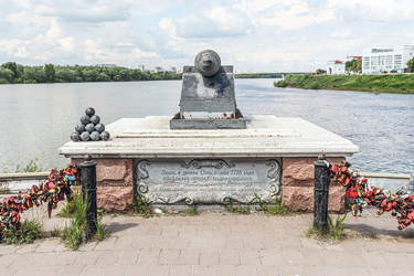 Памятный знак Омская крепость, пушка с ядрами, Омск, Омская область, Россия - Tatiana_Panova