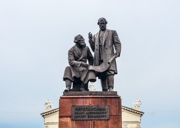 Памятник Е.А. И М.Е. Черепановы на Театральной площади, Нижний Тагил, Свердловская область, Россия - Tatiana_Panova