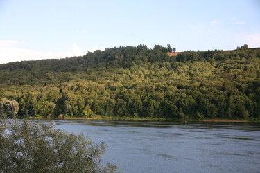Река Ока с лесистым холмом и крутым берегом. Летний пейзаж в России. Oka River with forested hill and steep bank. Summer landscape in Russia - Karagero