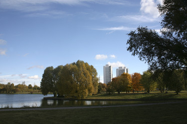 Осенний парк с озером и высотными зданиями вдали. Autumn park with lake and high-rise buildings in the distance - Karagero