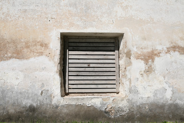 Старая стена с деревянной ставней-жалюзи. Old wall with wooden louvered window shutter - Karagero