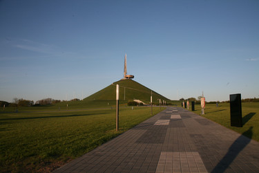 Монумент на вершине зеленого холма Курган Славы. Monument on top of a green hill - Karagero
