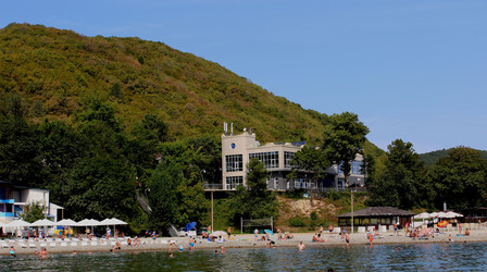Постояльцы дома отдыха на Черном море купаются в воде у пляжа - KOSTJA