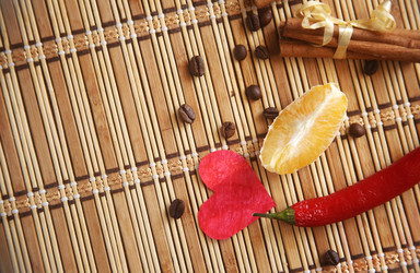 Бумажное сердце с красным перцем чили, долькой апельсином и кофейными зернами на бамбуковом коврике - ZemLenik_photoclb