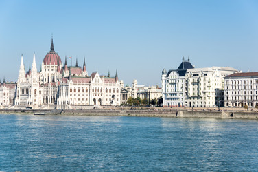 здание венгерского парламента в будапеште - gumbao