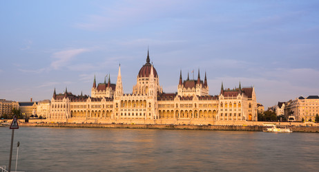 здание венгерского парламента в будапеште - gumbao