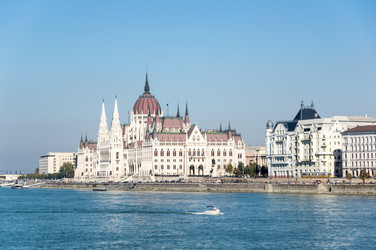 здание венгерского парламента в будапеште - gumbao