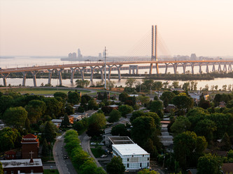 Мост Сэмюэля Де Шамплена, река Святого Лаврентия, жилой район на Сансет, Монреаль, Канада. G2 - EOS_Canon