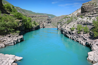 река сулак окружена горами в дагестане, россия - alkir