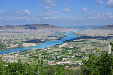 деревня вдоль реки на горных просторах в дагестане, россия - alkir